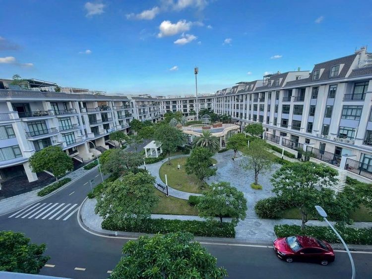 Dãy nhà phố liền kề bao quanh khu công viên nội khu trong Khu đô thị Vạn Phúc City nhìn từ trên cao