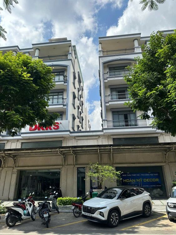 Shophouse 9x20 m mặt tiền Nguyễn Thị Nhung gồm hai khối nhà 6 tầng, tầng trệt có cửa hàng nội thất và chỗ đậu ô tô phía trước