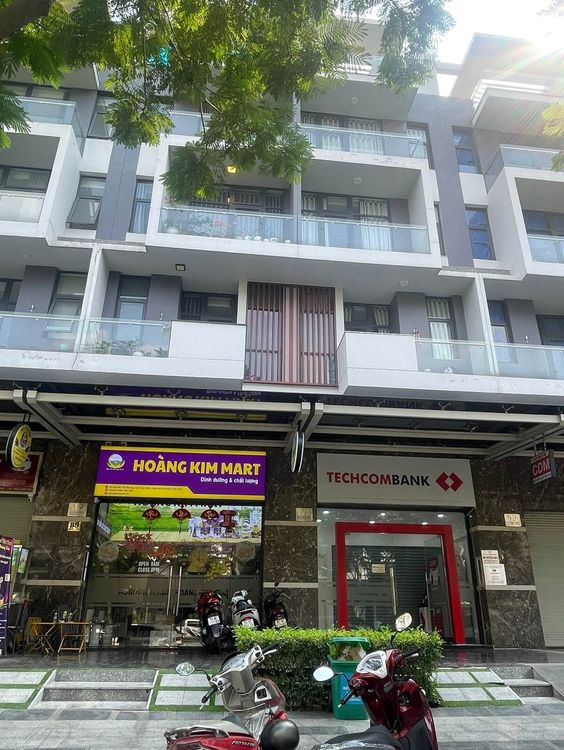 Shophouse 5x20 m mặt tiền Nguyễn Thị Nhung với tầng trệt đang cho thuê làm siêu thị mini và phòng giao dịch ngân hàng
