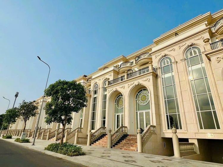 Mặt tiền dãy biệt thự Sunlake Villas kiến trúc tân cổ điển, cửa vòm lớn và bậc thềm đá tại Vạn Phúc City