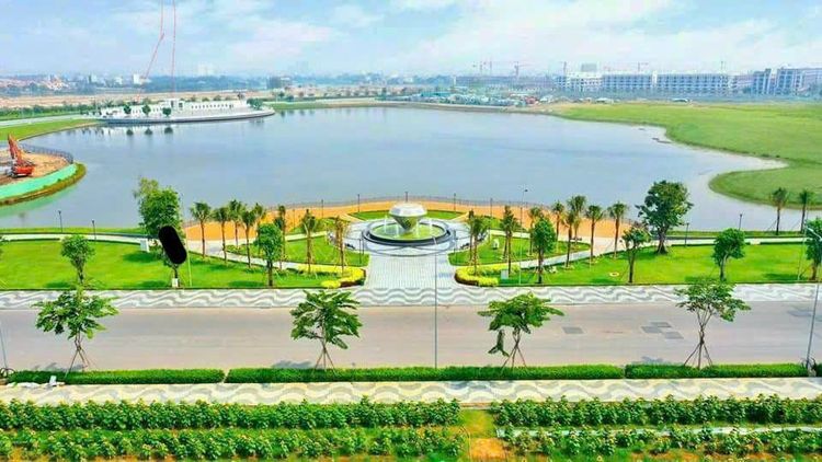 Hồ Đại Nhật rộng trong Vạn Phúc City nhìn từ trên cao với bãi cỏ, hàng cây và đài phun nước ven hồ