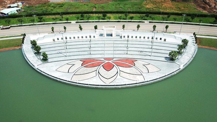 Khán đài hình vòng cung bên mặt hồ trong Khu đô thị Vạn Phúc nhìn từ trên cao