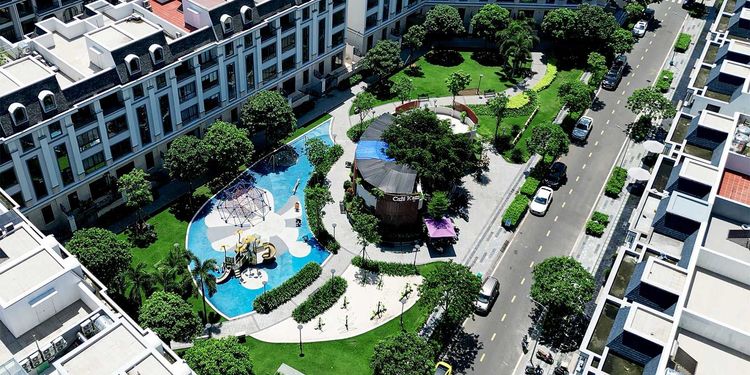 Công viên Pearl Garden nhìn từ trên cao: hồ bơi hình tự do, clubhouse mái tròn và lối dạo giữa các dãy nhà phố