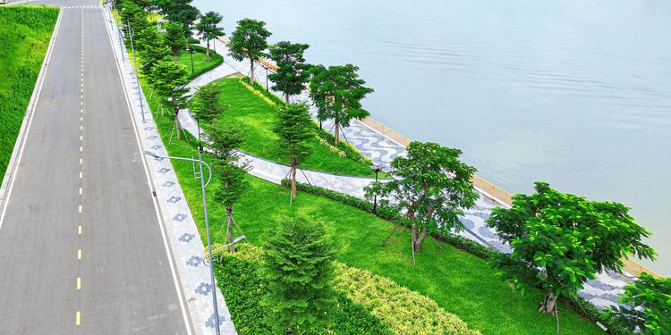 Công viên ven sông The Long Park ở Vạn Phúc City nhìn từ trên cao với con đường nhựa, dải cỏ, hàng cây và lối đi bộ sát mép sông Sài Gòn