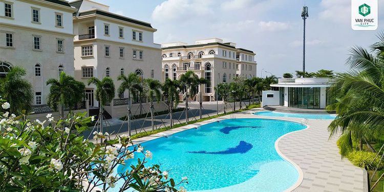 Hồ bơi Imperial ngoài trời cạnh dãy biệt thự Sunlake Villas tại Vạn Phúc City