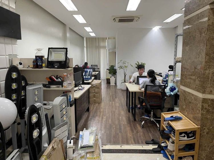 Sàn văn phòng có máy lạnh âm trần bên trong một căn shophouse 5x20 m mặt tiền đường Nguyễn Thị Nhung