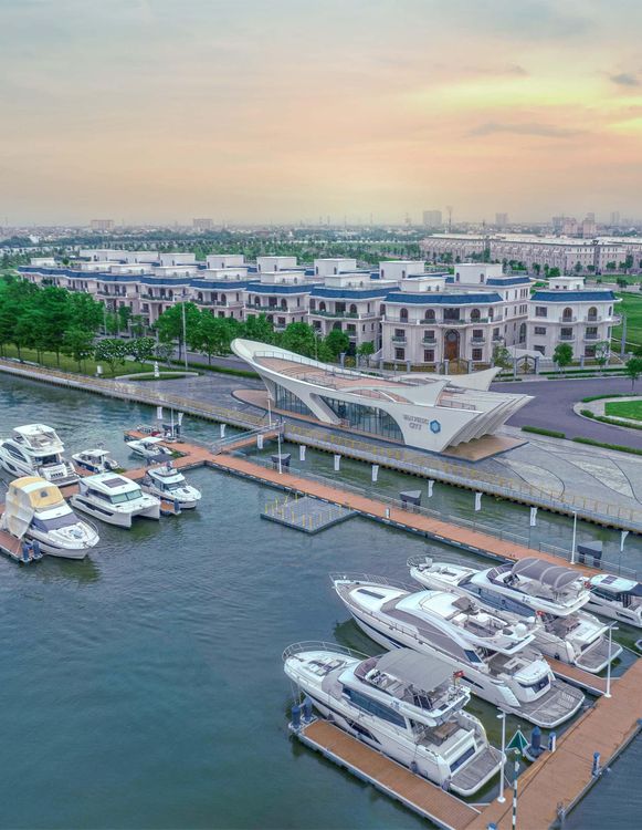 Bến du thuyền Marina Royal Vạn Phúc City nhìn từ trên cao với nhiều du thuyền trắng neo ở cầu tàu gỗ, nhà chờ mái cong và dãy biệt thự phía sau