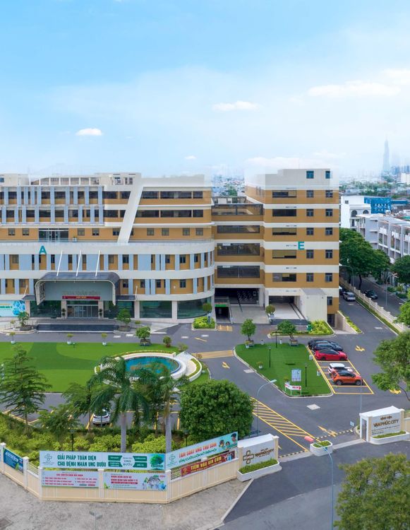 Tòa nhà Bệnh viện Đại học Quốc tế Hồng Bàng trong Khu đô thị Vạn Phúc City
