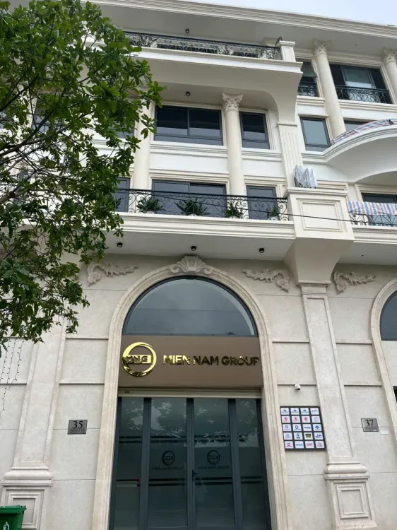 Cận cảnh mặt tiền shophouse tân cổ điển trên đường 41 khu Royal với cửa vòm ốp đá, phù điêu, cột đầu cột trang trí và ban công lan can sắt