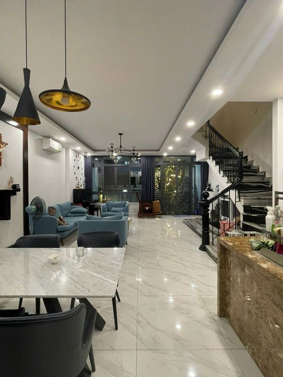 Phòng khách và bếp đủ nội thất trong căn nhà phố 6x17 m hầm 4 tầng cho thuê tại Vạn Phúc City