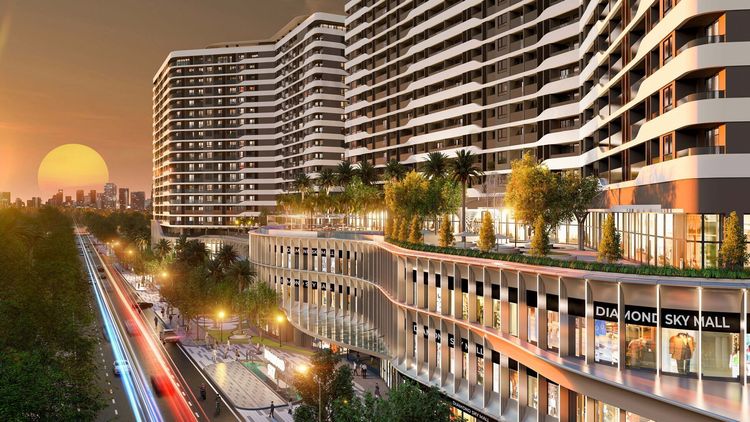 Phối cảnh hoàng hôn Diamond Sky, hồ bơi tràn bờ có ghế nằm và dù trên mái khối đế phía trên dãy cửa hàng