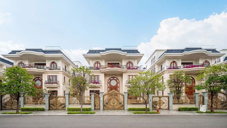 Ba căn dinh thự Van Phuc Mansion mặt tiền đối xứng, cổng sắt hoa văn đồng, cây xanh trước hàng rào