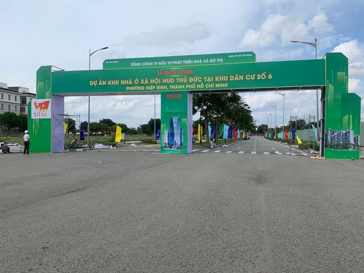 Cổng lễ khởi công Dự án Khu nhà ở xã hội HUD Thủ Đức tại Khu dân cư số 6, phường Hiệp Bình