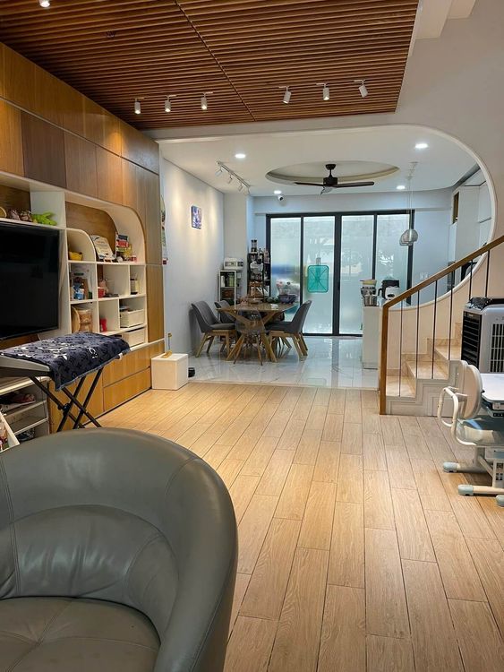 Phòng khách và cầu thang bên trong căn nhà phố 5x20 m đã hoàn thiện ở phân khu Vạn Phúc 1