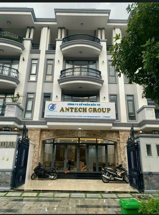 Mặt tiền shophouse 7x21 m bốn tầng trên đường số 7 Vạn Phúc City với ban công cong lan can sắt, biển tên công ty và sảnh ốp đá