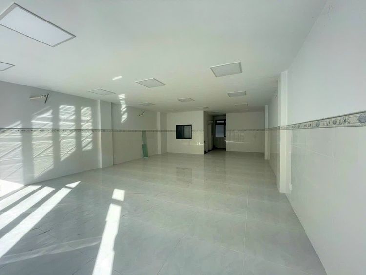 Sàn tầng shophouse đã lát gạch, trần đèn hoàn thiện, để trống chờ khách thuê