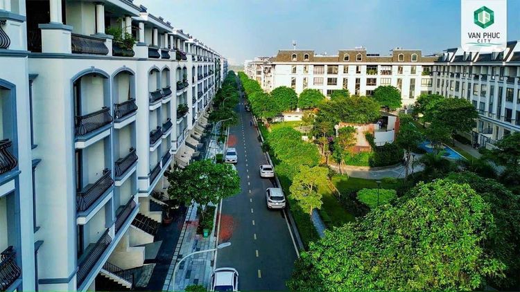 Đường nội khu hai làn giữa dãy nhà phố 5 tầng và khu vườn cây xanh, ô tô đậu dọc vỉa hè, nhìn từ trên cao