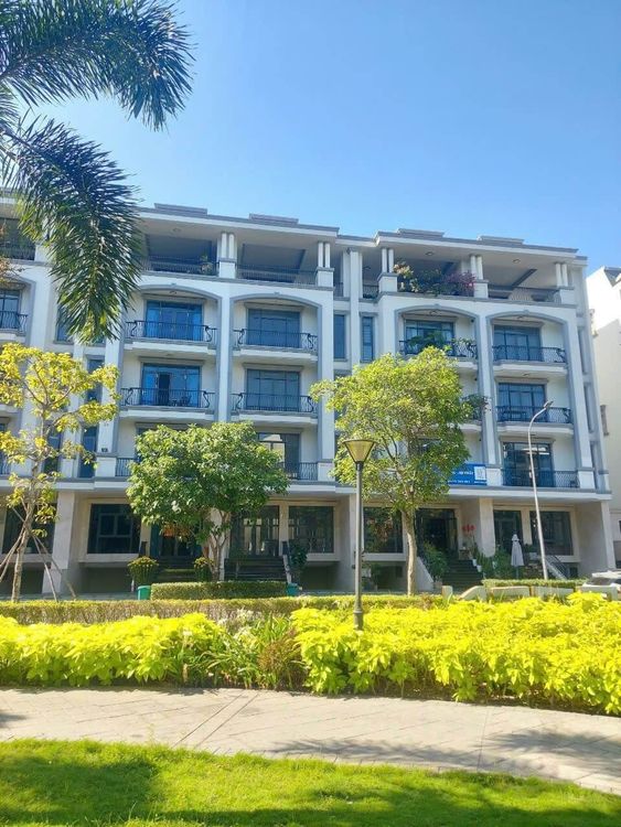 Dãy nhà phố 5 tầng mặt tiền đường nội khu tại Vạn Phúc City, phía trước có cây xanh và vỉa hè rộng