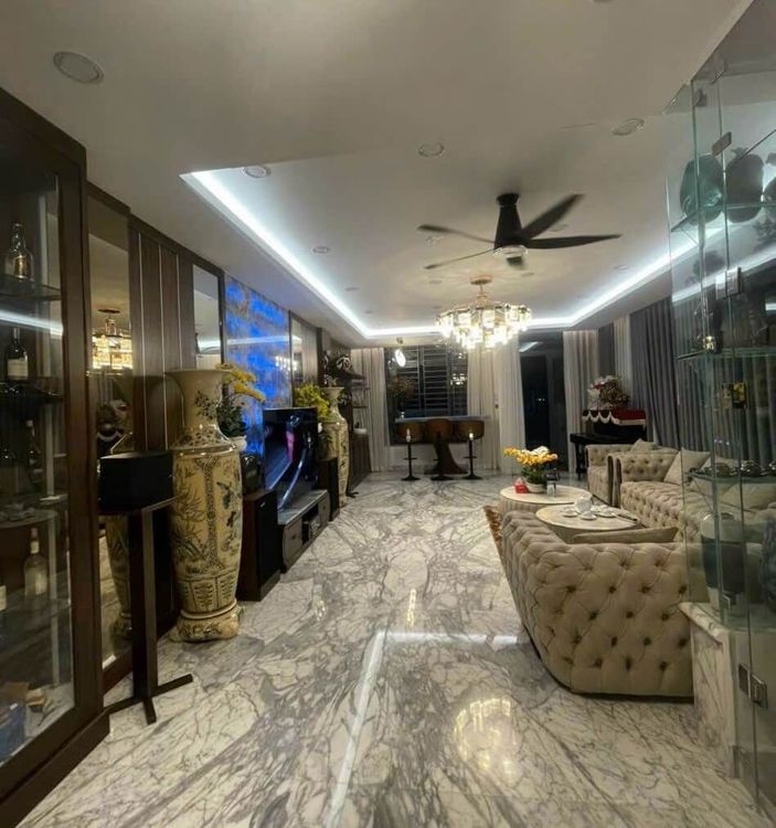 Phòng khách sang trọng căn nhà phố góc 8,6x20 m Vạn Phúc City với sofa da chần nút, sàn đá vân trắng xám, trần đèn hắt và tủ kính trưng bày