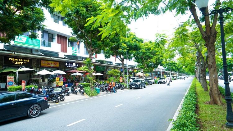 Dãy shophouse trên đường Nguyễn Thị Nhung ở Vạn Phúc City với quán cà phê và cửa hàng có mái che ở tầng trệt