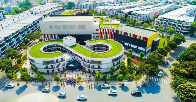 Tòa nhà mái vòm uốn cong nằm cạnh khuôn viên trường EMASI trong Khu đô thị Vạn Phúc City