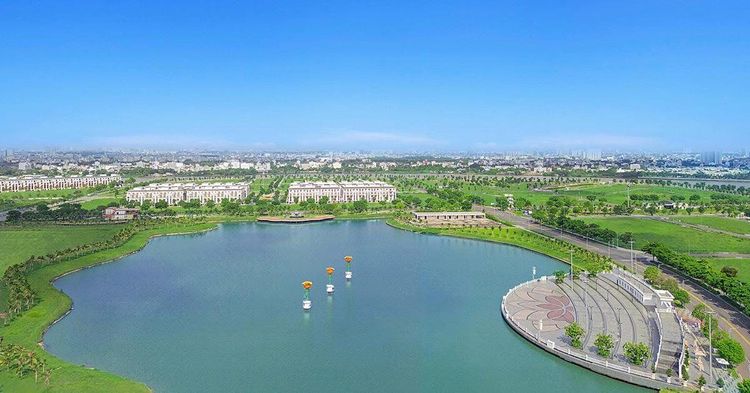 Ảnh thực tế hồ Đại Nhật nhìn từ trên cao, khán đài bán nguyệt màu trắng ở góc phải ven hồ, xa xa là dãy biệt thự
