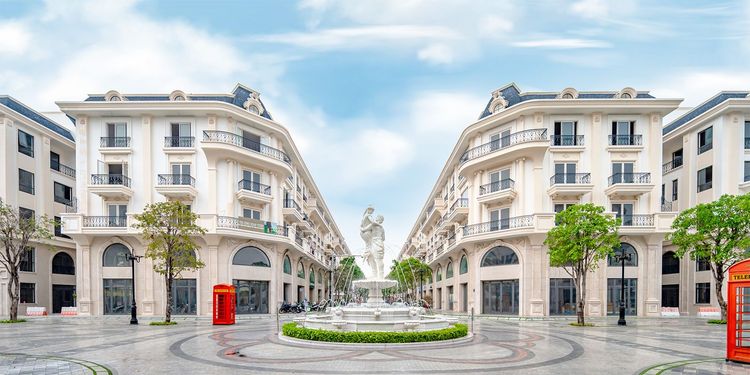 Quảng trường phố Royal Vạn Phúc City với đài phun nước có tượng trắng ở giữa, hai bên là dãy shophouse tân cổ điển màu kem và bốt điện thoại đỏ