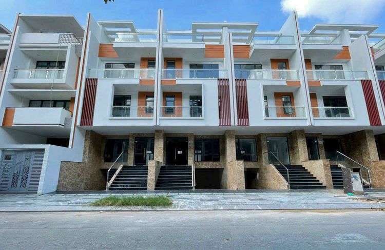 Dãy nhà phố 5 tầng đã hoàn thiện tại Khu đô thị Vạn Phúc City