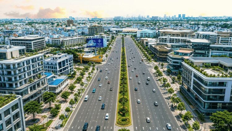 Phối cảnh Quốc lộ 13 mở rộng nhiều làn xe, dải phân cách trồng cây, bên trái là cổng Vạn Phúc City