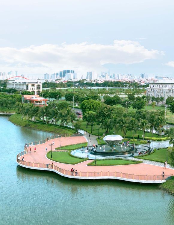Đài phun nước và lối đi dạo ven hồ tại Vạn Phúc City