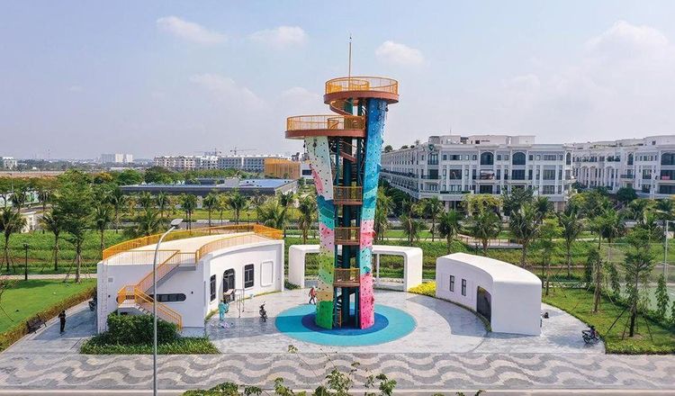 Tháp leo núi nhiều màu cạnh khu vui chơi và dãy nhà phố nhiều tầng tại Vạn Phúc City