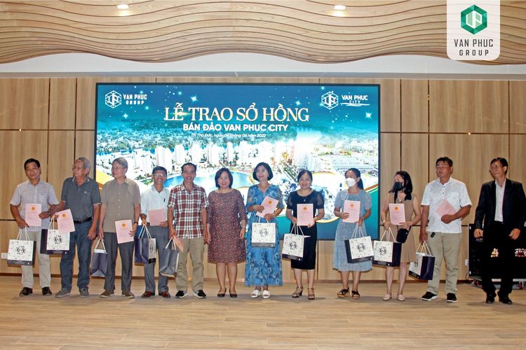 Lễ trao sổ hồng cho cư dân bán đảo Vạn Phúc City do Van Phuc Group tổ chức năm 2023