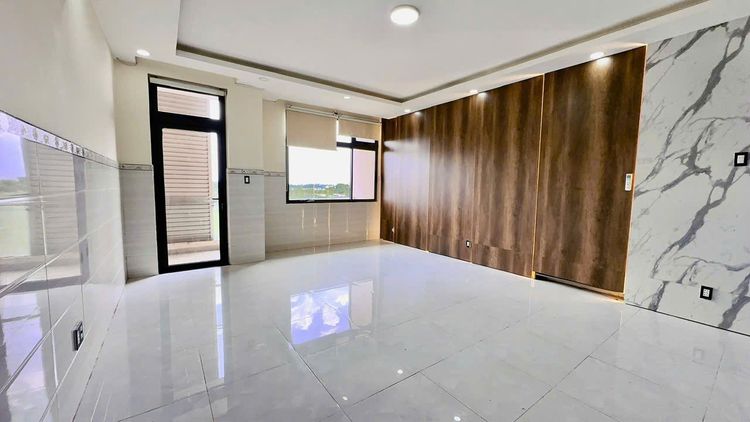 Phòng văn phòng 40 m² trống, sàn gạch bóng, cửa kính ra ban công trong một tòa nhà ở Vạn Phúc City