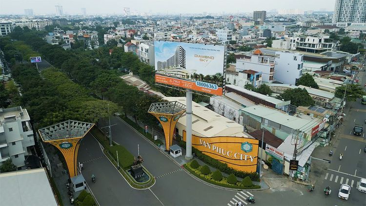 Cổng chính Khu đô thị Vạn Phúc City với biển tên Van Phuc City trên Quốc lộ 13 nhìn từ trên cao