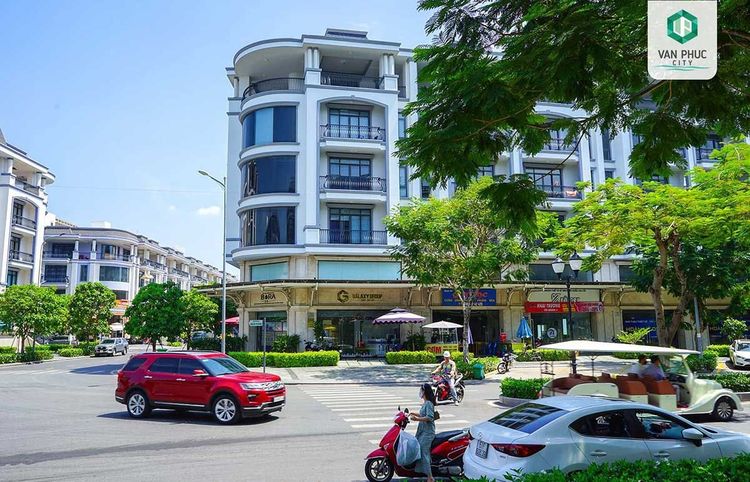 Dãy nhà phố thương mại trên đường Nguyễn Thị Nhung trong Vạn Phúc City